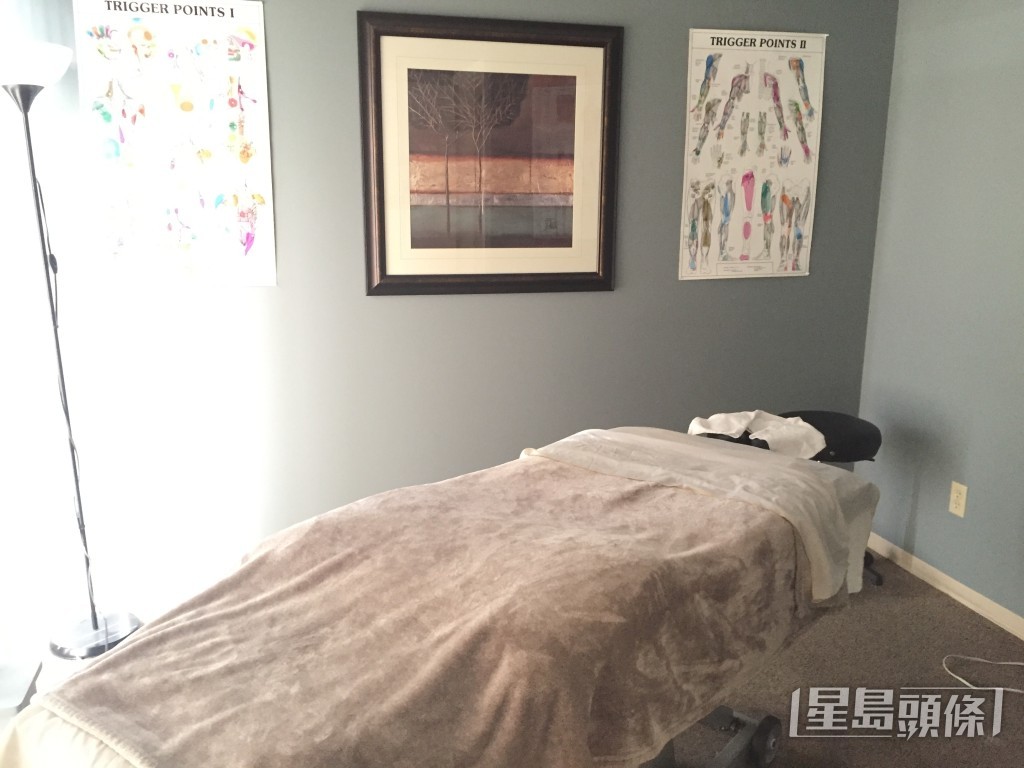 鍾嘉欣丈夫Jeremy在加拿大工作的脊醫診所。