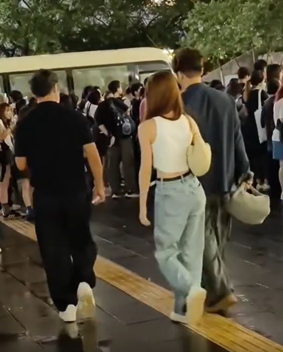 兩人警覺性高，隨即分開。