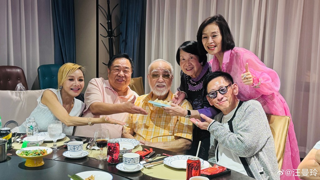 葉子楣、盧海鵬、連炎輝等多位好友一同為吳麗珠慶生,場面熱鬧。(圖片來源:汪曼玲微博)