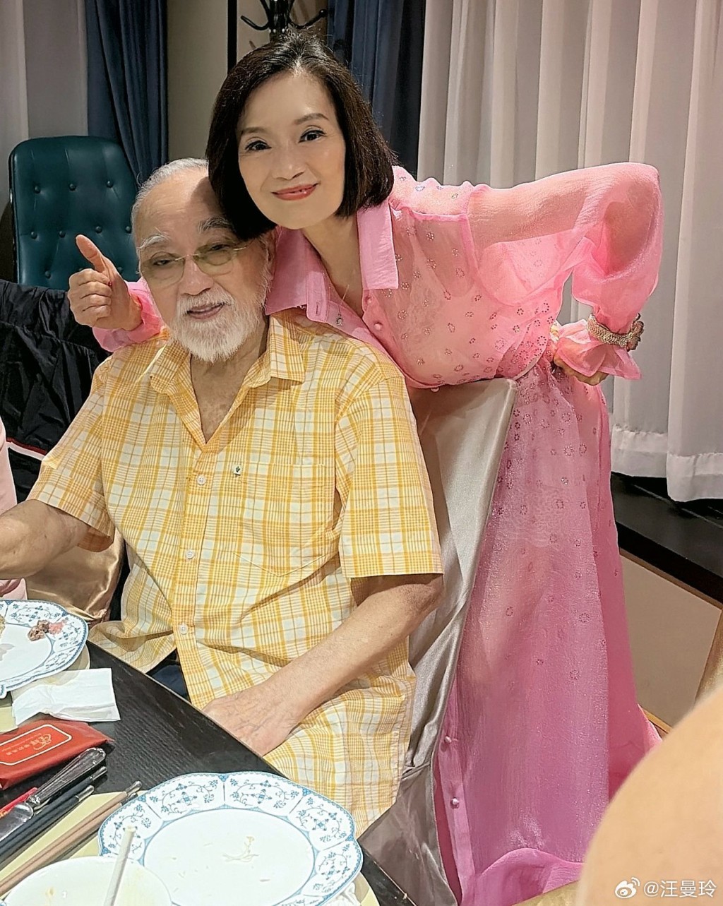 壽星女吳麗珠與精神抖擻、面色紅潤的盧海鵬愉快合影。(圖片來源:汪曼玲微博)