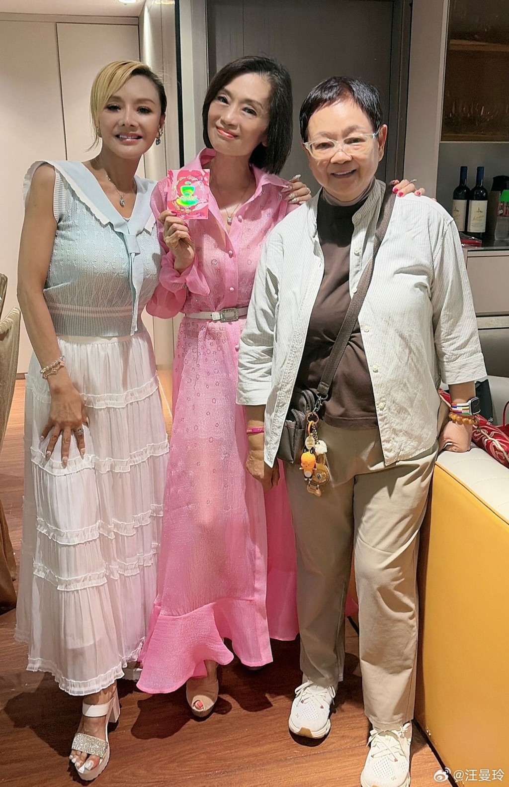 葉子楣與資深傳媒人汪曼玲出席生日宴,向吳麗珠送上祝福。(圖片來源:汪曼玲微博)