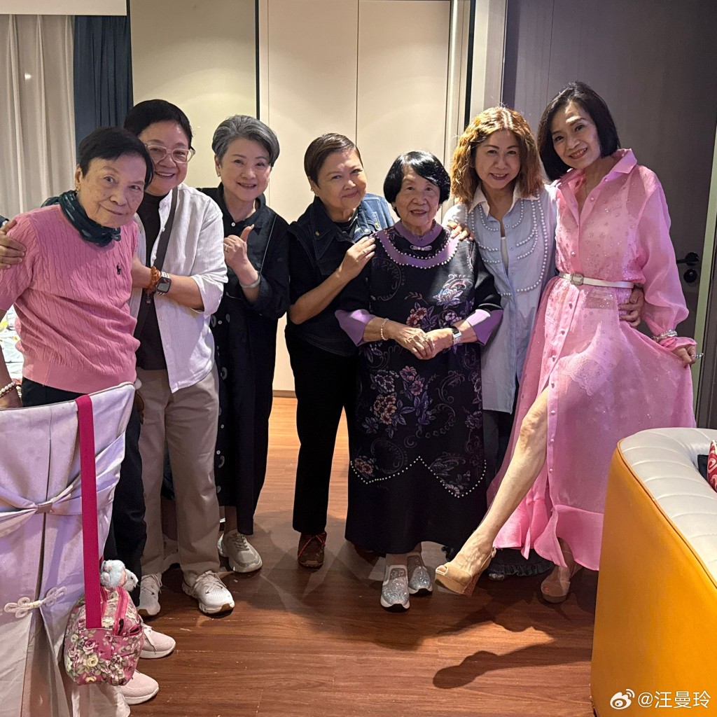 余慕蓮能夠站立拍攝大合照,顯示其身體狀況理想。(圖片來源:汪曼玲微博)