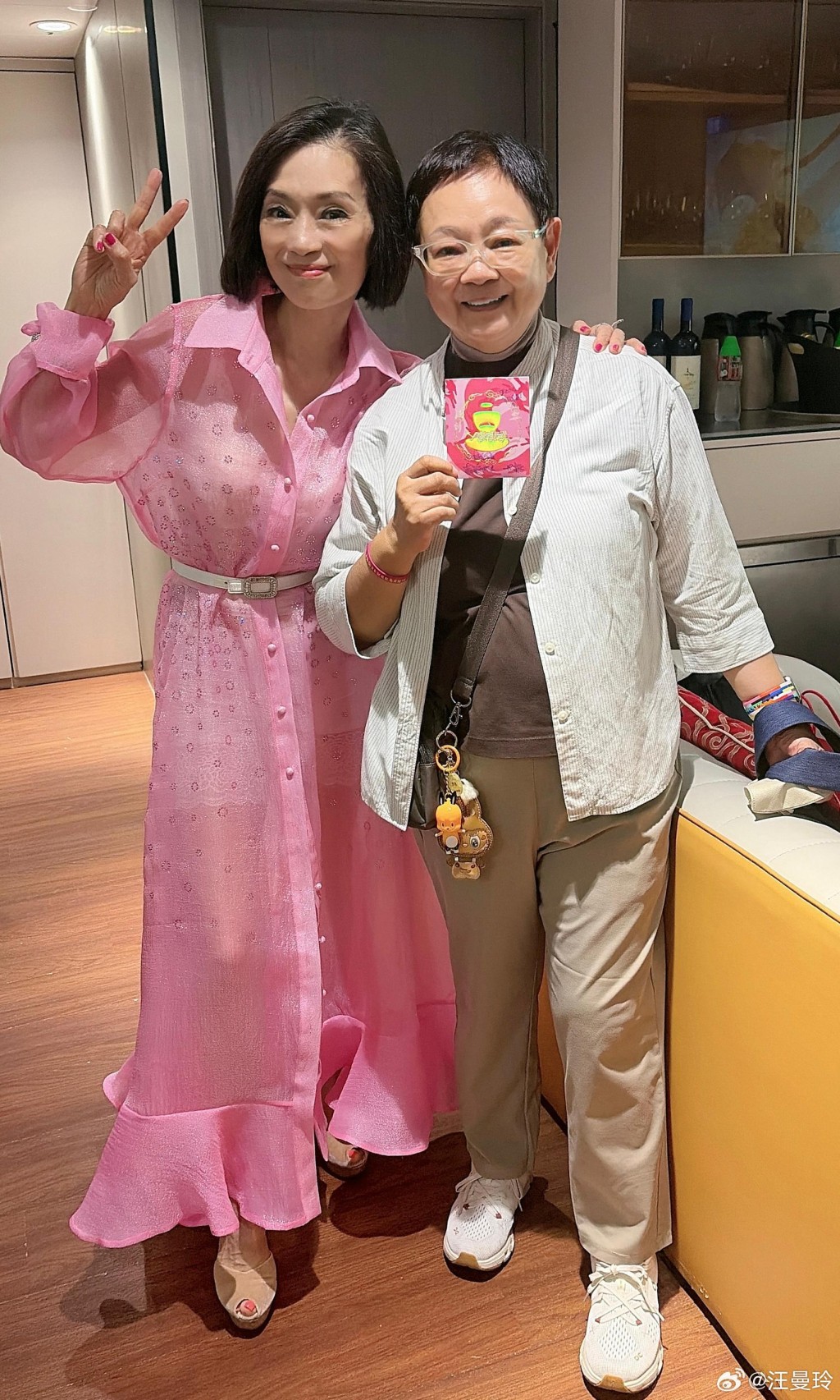 吳麗珠身穿粉紅色長裙亮相,保養得宜。(圖片來源:汪曼玲微博)