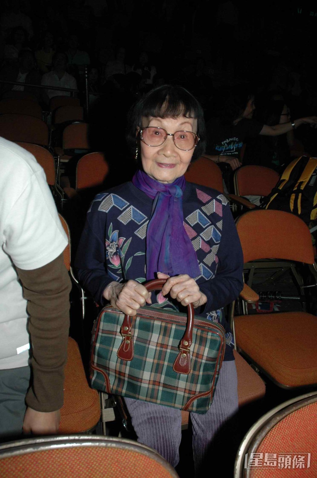 許冠武母親李倩雲於1992年遇上车禍,當時吳麗珠同在車上。