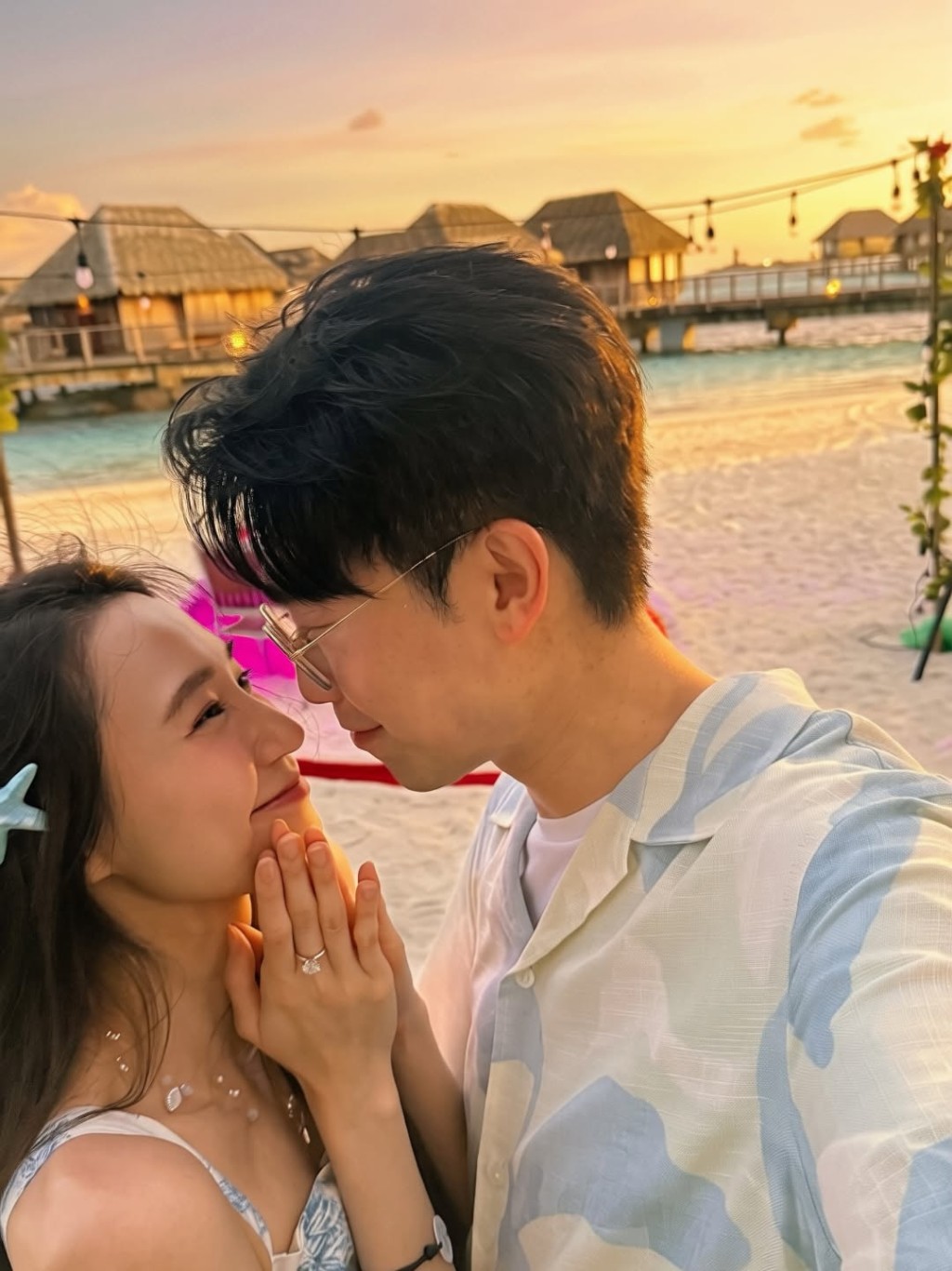 陸浩明和陳詩欣在求婚成功後表現得非常開心。