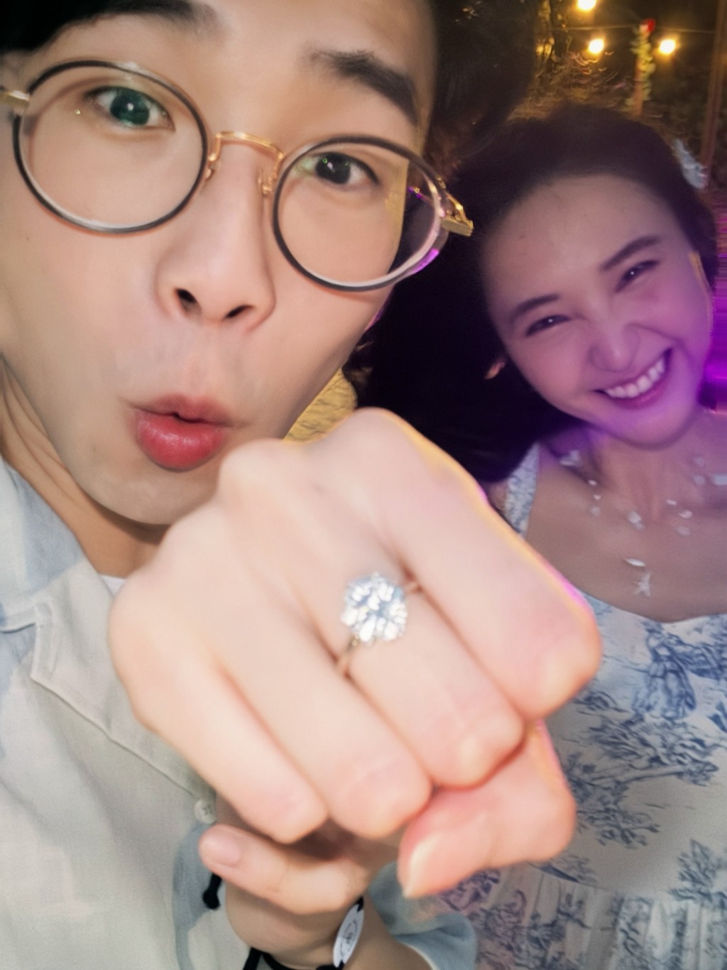 陸浩明與陳詩欣展示求婚鑽戒。