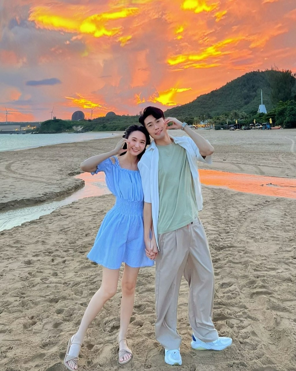 陸浩明與女友陳詩欣在沙灘散步。