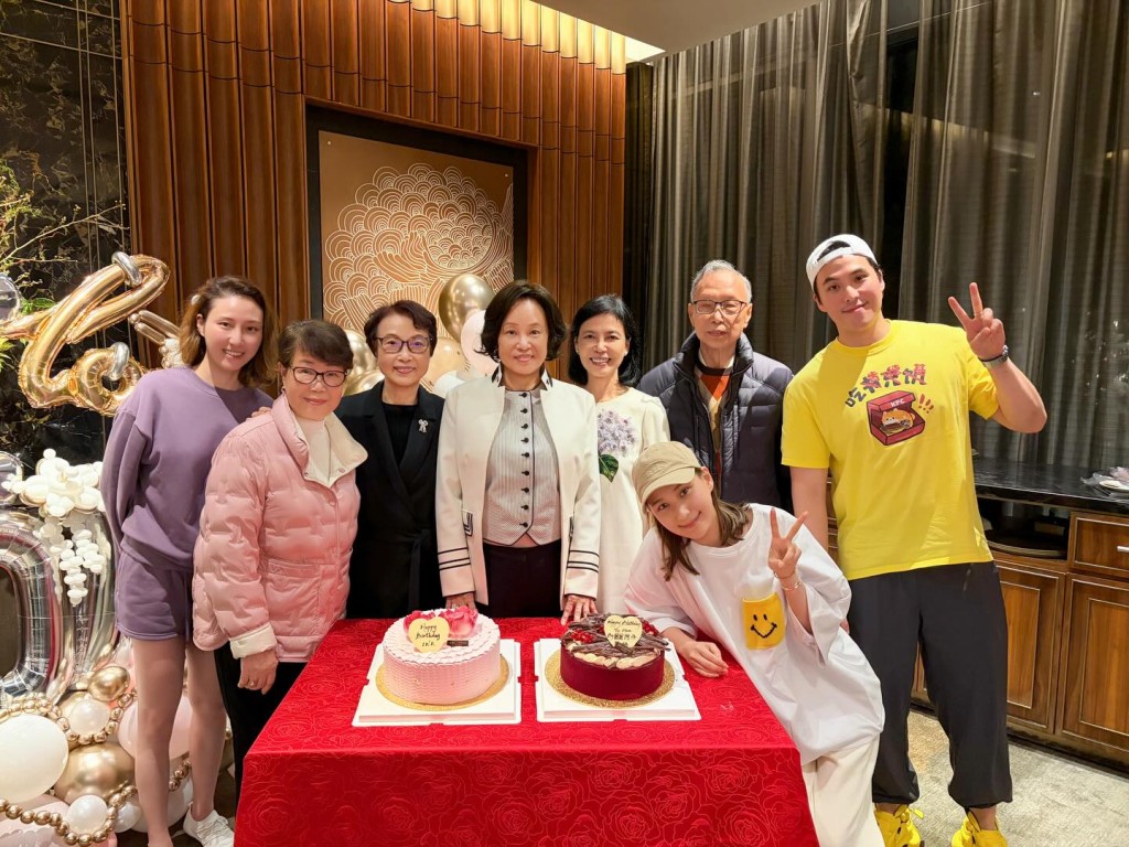 何超蓮和何猷啟(右1)和何超雲(左1),為母親陳婉珍(中)慶生,陳婉珍梳上中分髮型女人味濃。
