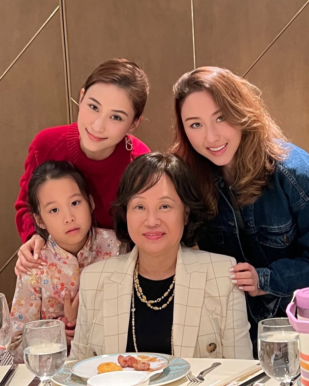 何超蓮去年更新IG,和家姐何超雲為媽媽陳婉珍慶生,何猷啟的大女何煦齡生得標緻。