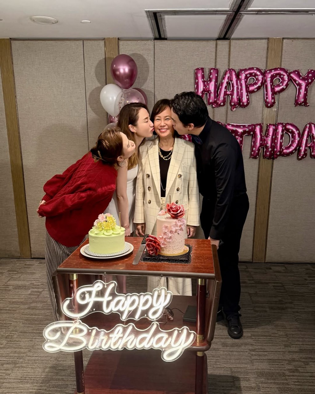 三名乖子女何超蓮、何猷啟、何超雲,向壽星媽媽獻吻。