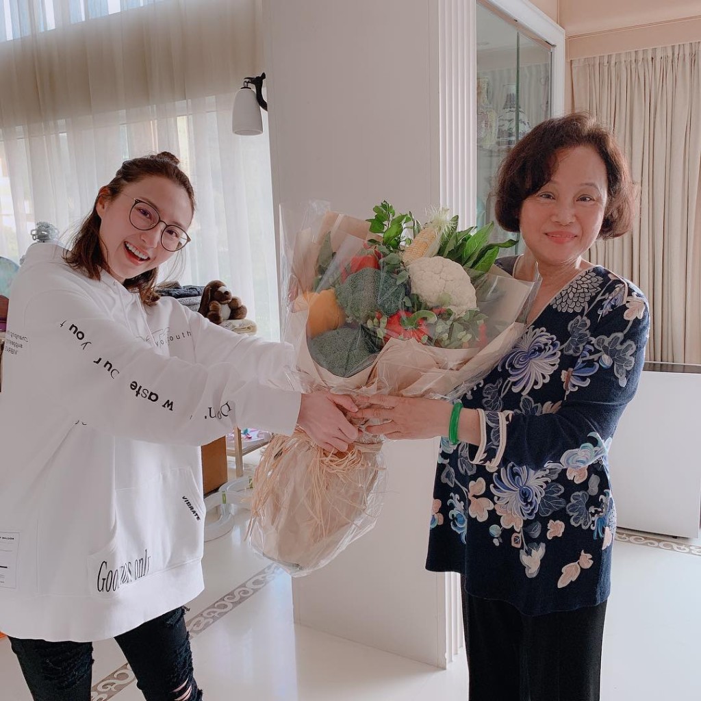 何超雲(左)2019年初曾貼出母女合照。
