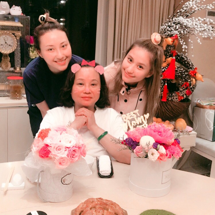 三太陳婉珍的生日和母親節,兩位千金何超蓮(右)和何超雲(左)幾乎每年都從不缺席。