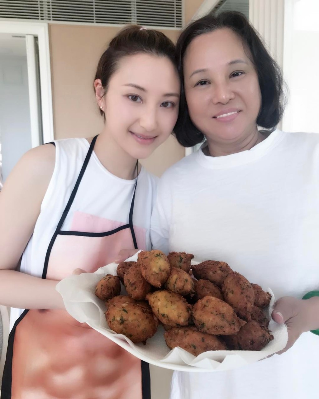 三太陳婉珍(右)私下打扮低調樸素。