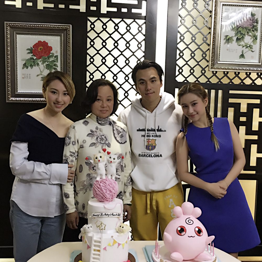三太陳婉珍(左二)偶爾作中國風打扮。