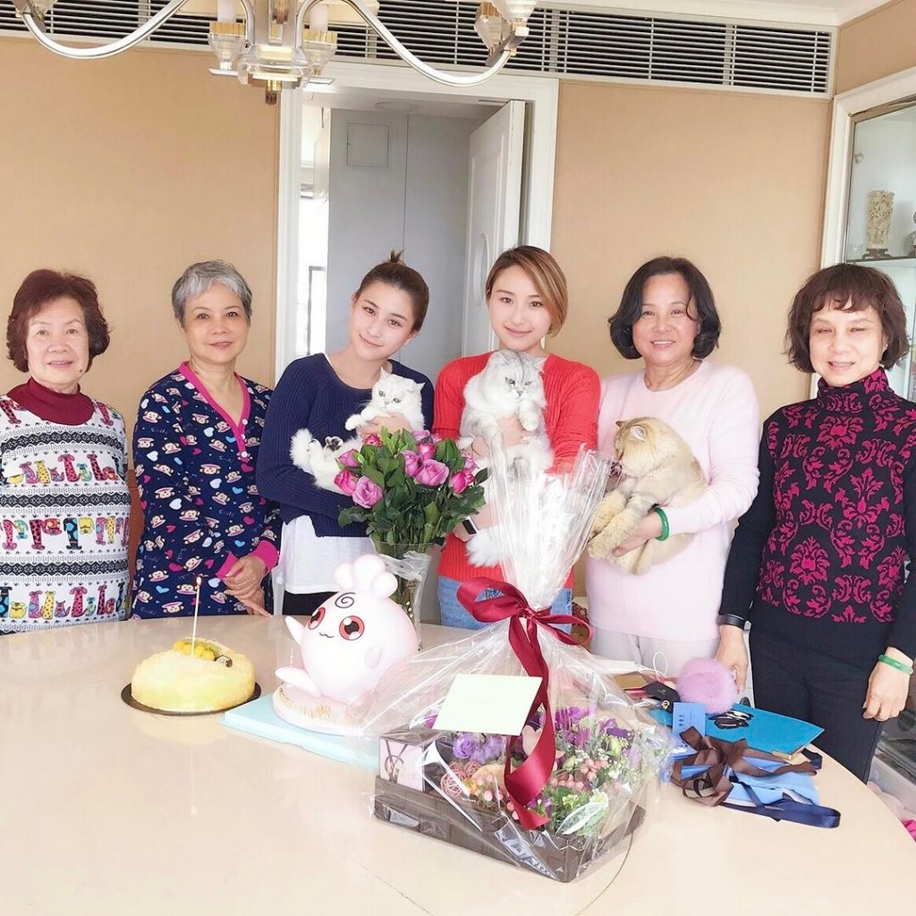 子女們都好愛錫三太陳婉珍(右二)。