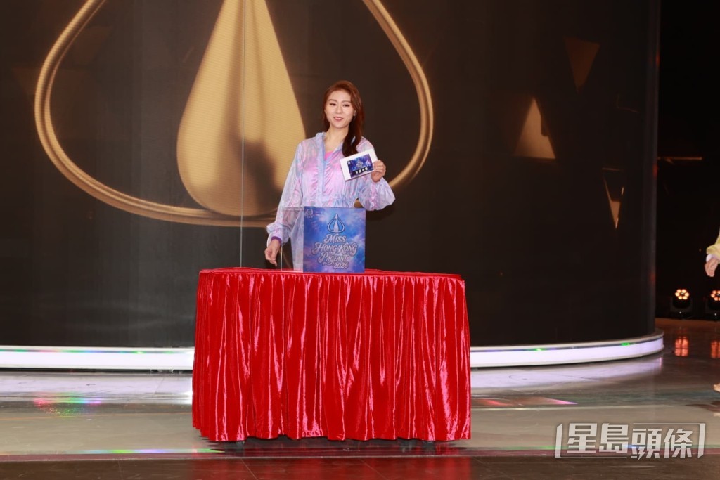 12位候選佳麗進行友誼小姐投票。