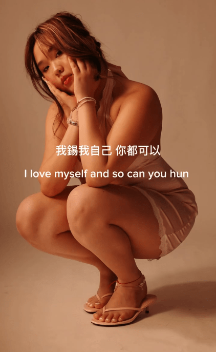 林霏兒穿上粉紅色的性感睡袍。