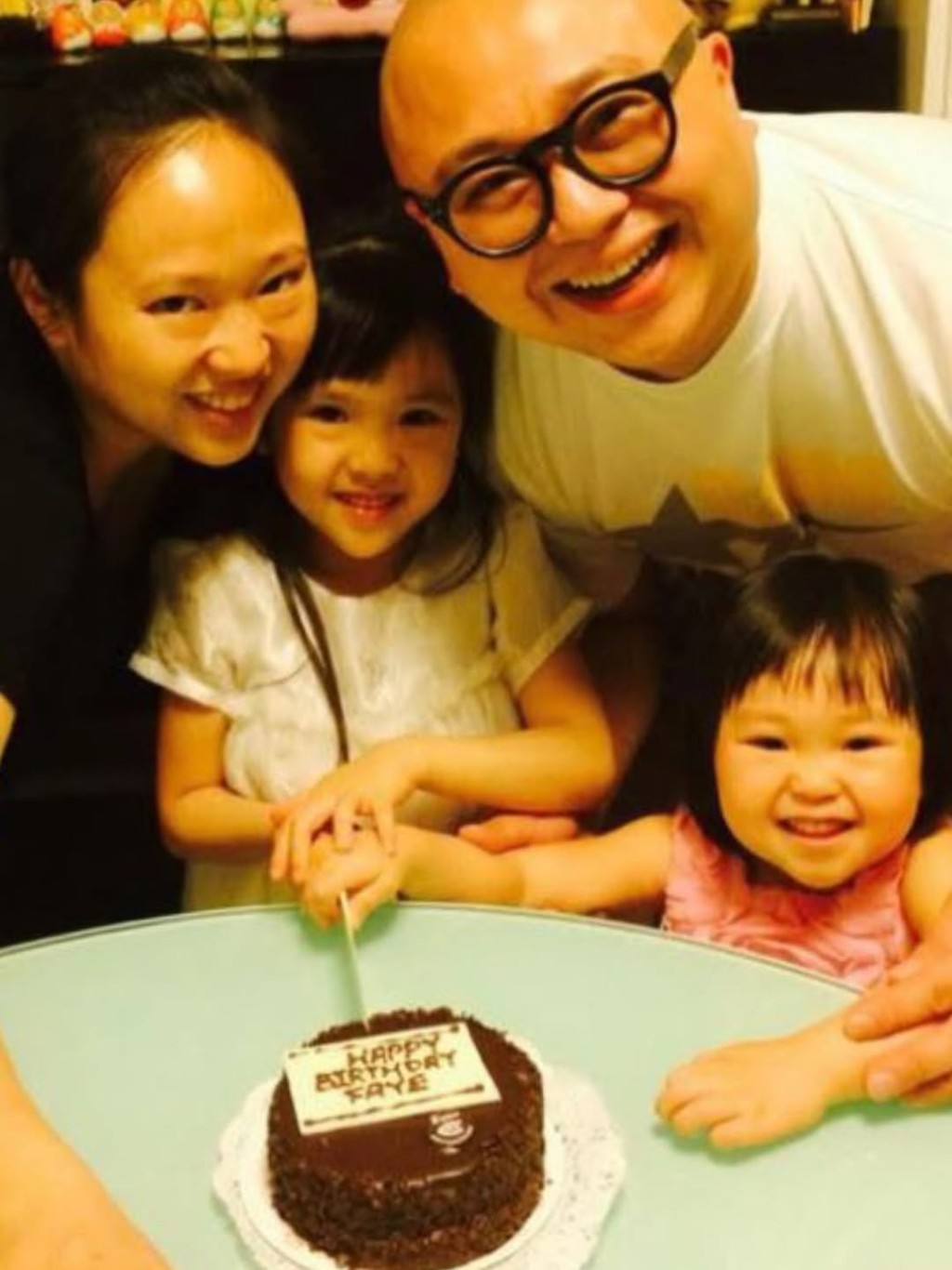 林霏兒18歲生日時，在IG分享昔日的全家福照片。