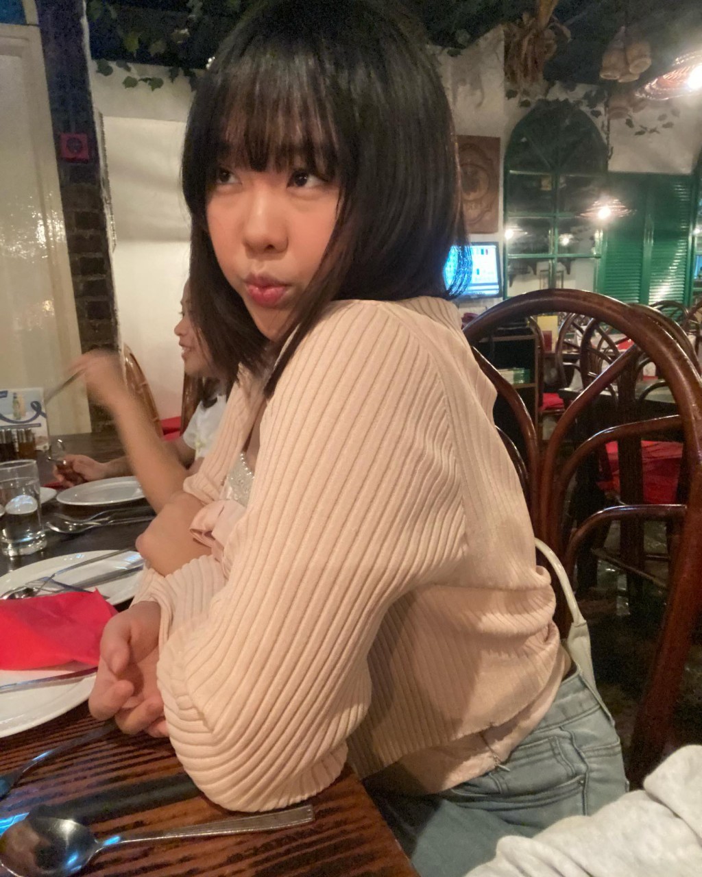 林盛斌的大女霏霏已長得亭亭玉立。