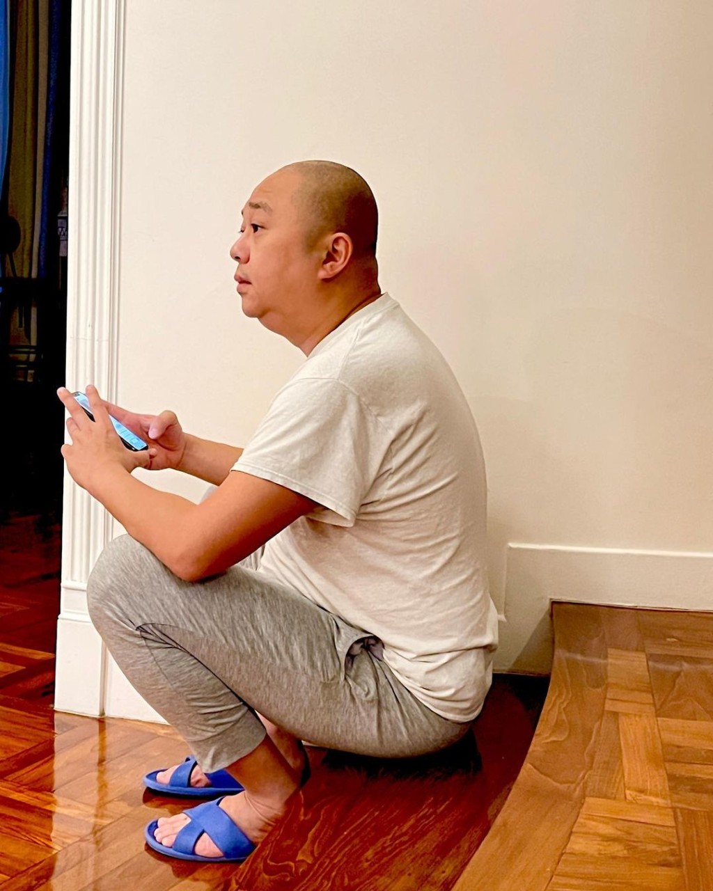 林盛斌一家六口現居於九龍塘的四層獨立屋。