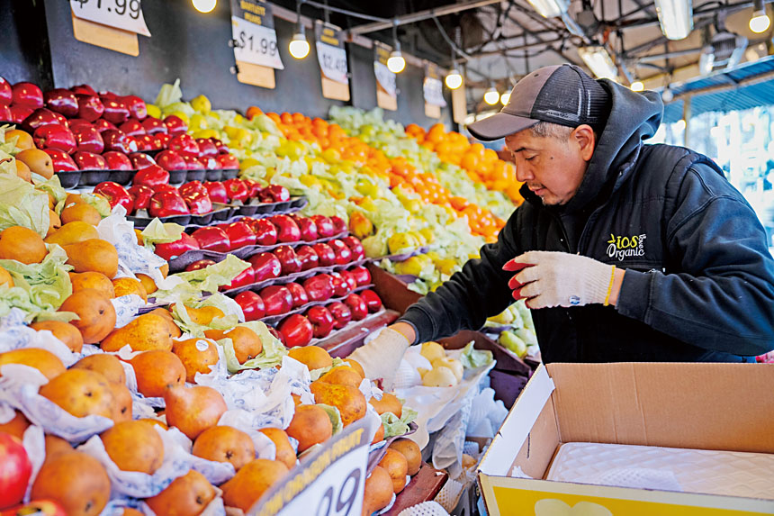 埃爾南德斯警告，受市營雜貨店競爭影響，多達67間本地店舖可能面臨倒閉。Vincent Alban/紐約時報