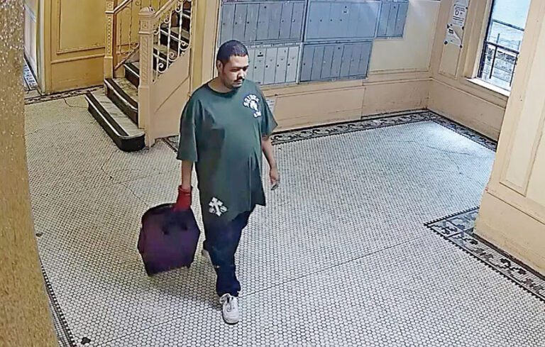 戈曼被指持尖銳物品多次刺向母親頭部及胸部致死。NYPD