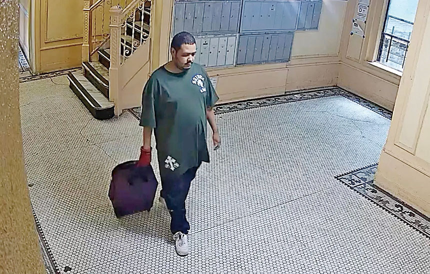 戈曼被指持尖銳物品多次刺向母親頭部及胸部致死。NYPD