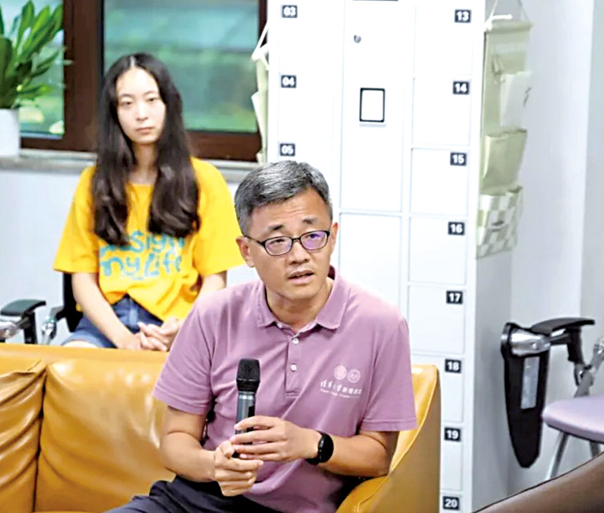 新雅書院院長梅賜琪致歡迎辭。