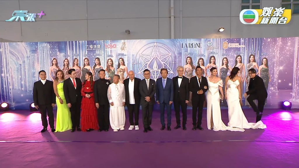 簡耀宗不慎踩到樂基兒的裙擺。