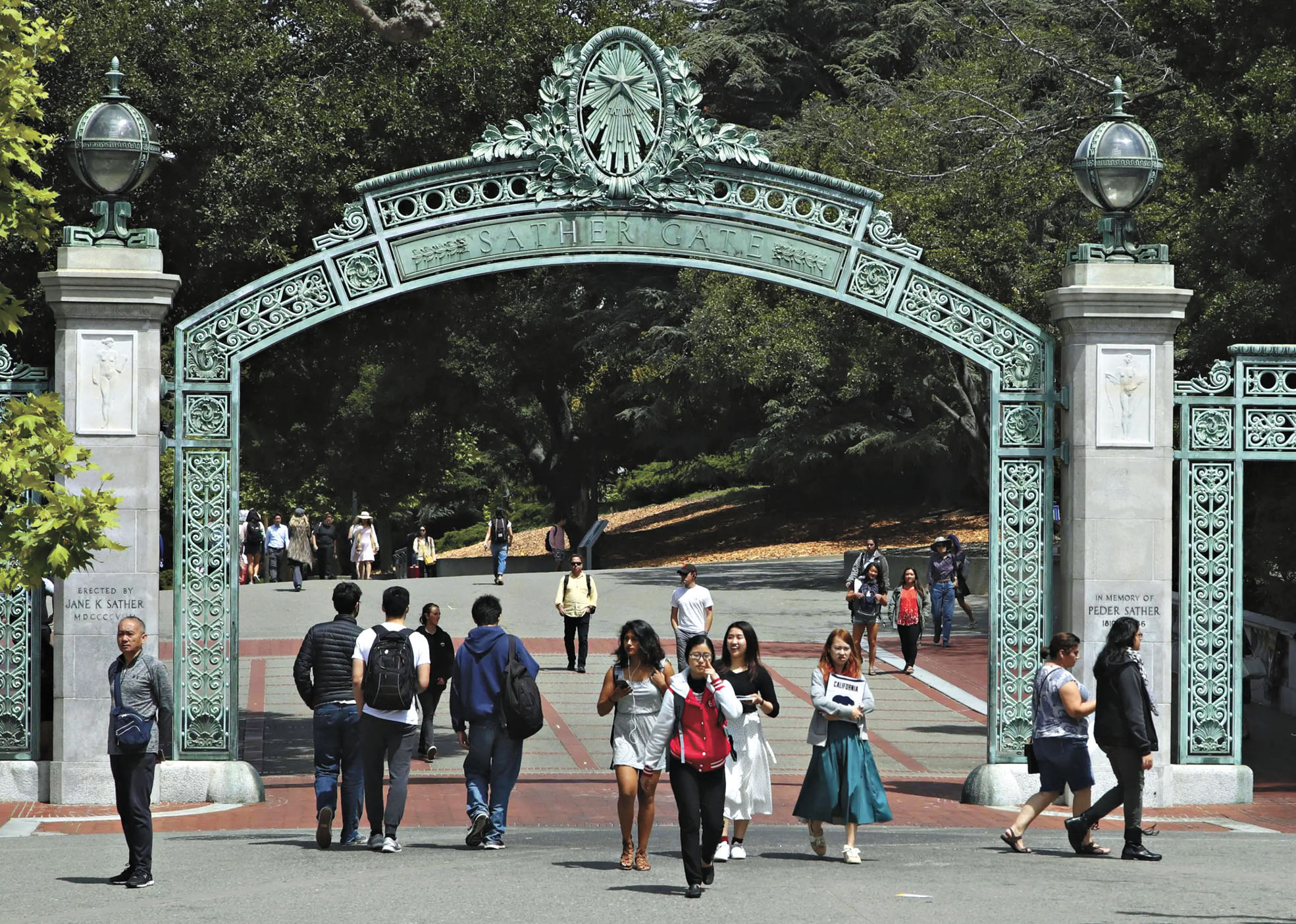 一群學生出入加州大學柏克萊分校校園。美聯社