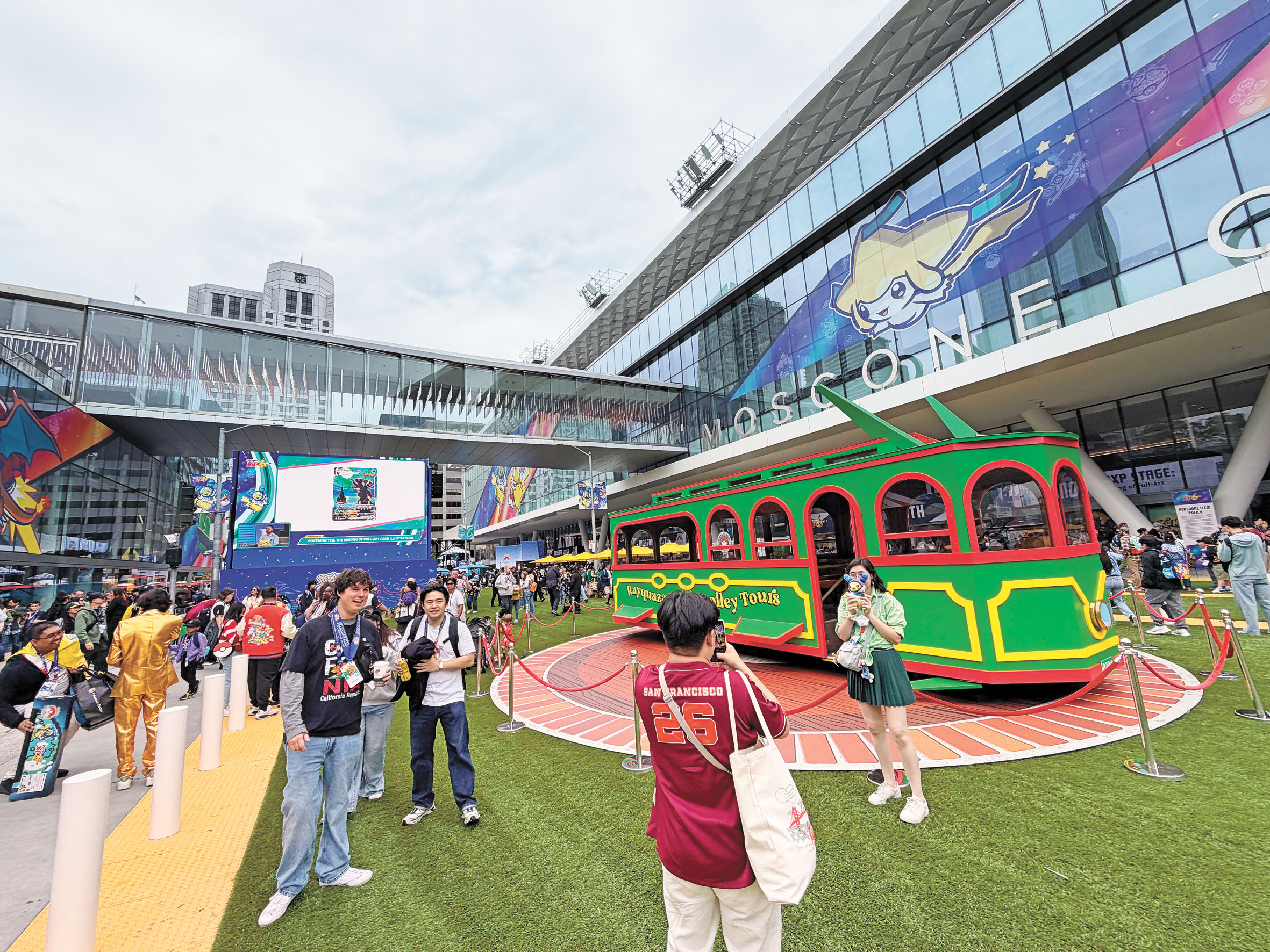 莫斯孔尼會展中心外設置三藩市纜車造型的寶可夢主題裝置，吸引粉絲拍照。記者蘇婕雅攝