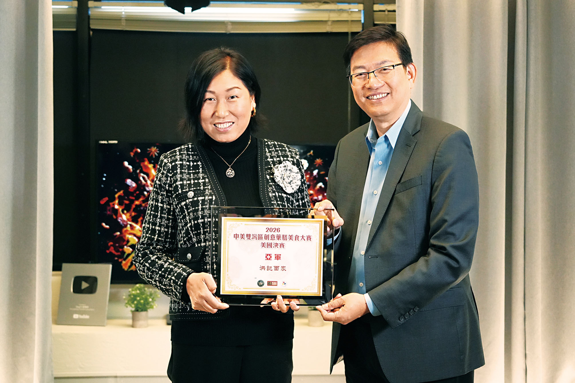 星島日報美西版社長兼總編輯梁建鋒(右)向獲2等獎的洪記面家代表Amanda頒獎。記者黃偉江攝