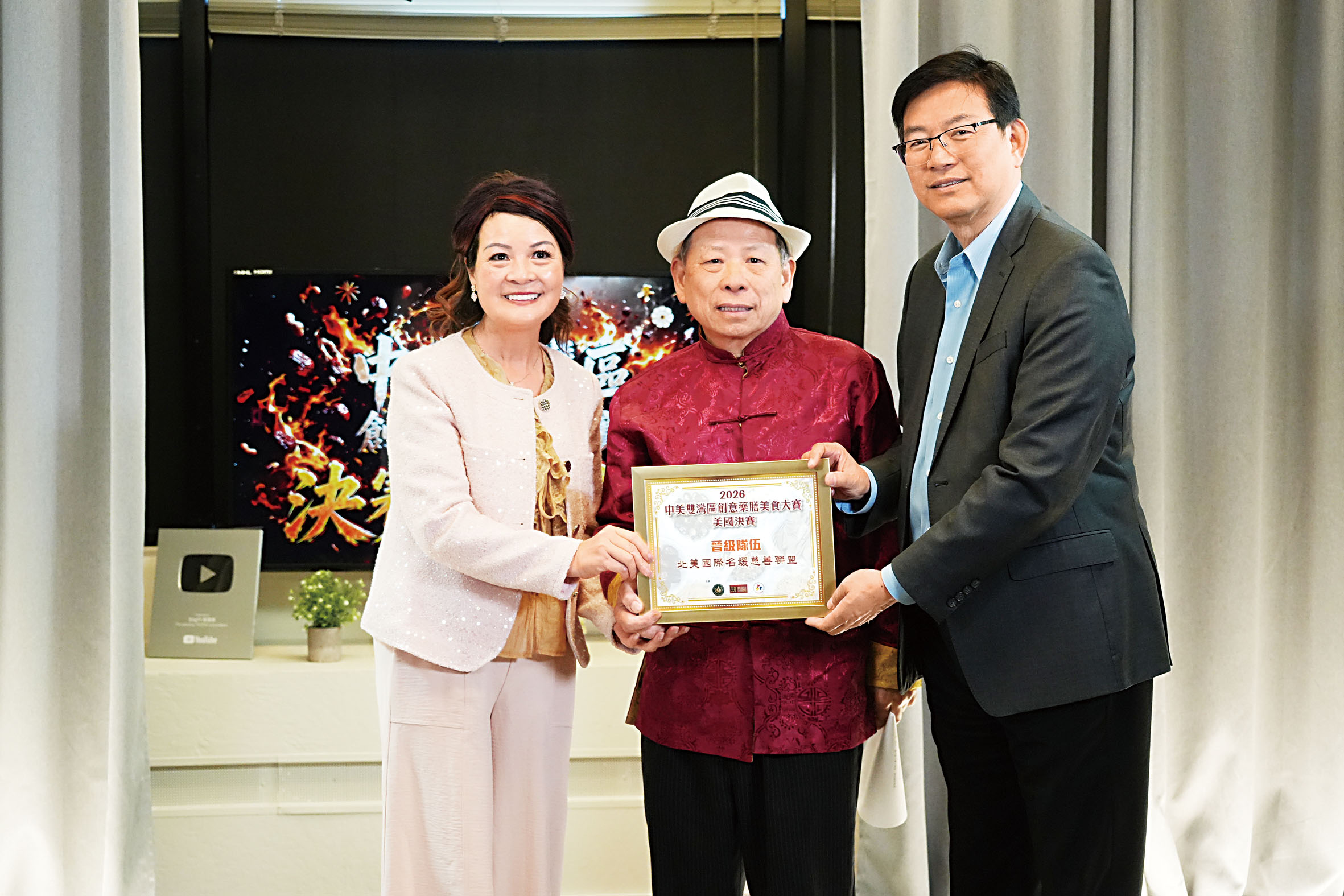 梁建鋒(右)向晉級的北美國際名媛慈善聯盟代表趙玉蓮、曹鉅釗頒獎。記者黃偉江攝