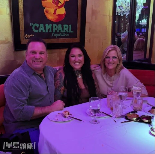 鄉謠天王Garth Brooks的女兒Allie Colleen發文悼念桃莉,卻引發網民議論。
