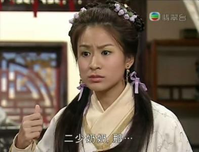 李焯寧前名為李彩寧，曾經是TVB劇集中的「御用丫鬟」。