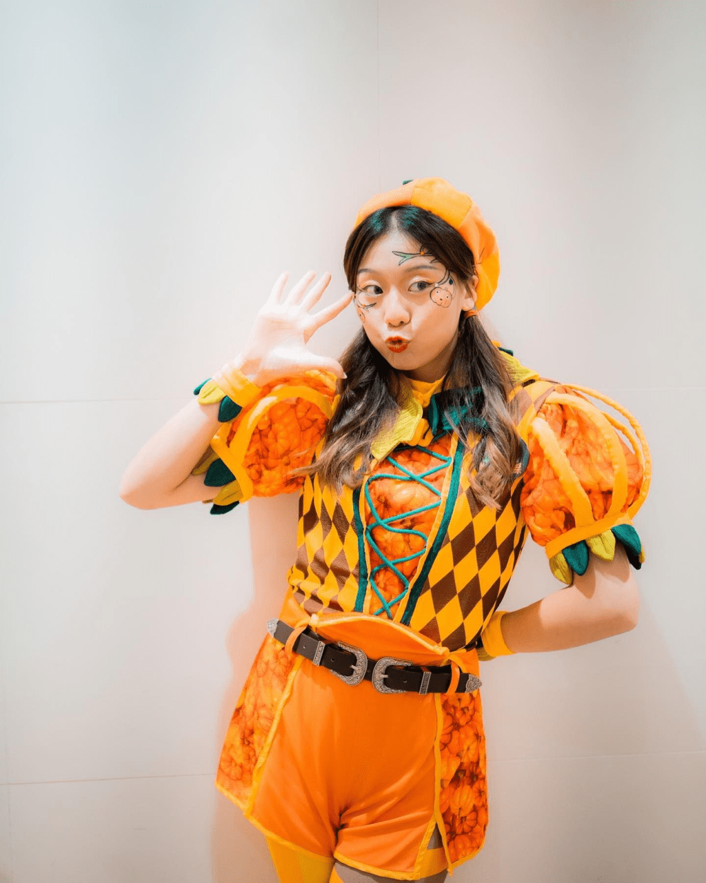 1號袁絲珩報稱是主題樂園演員。