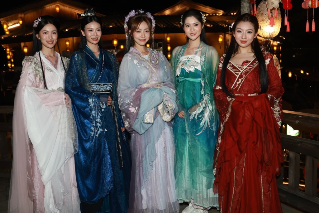 11號顏懿菲(左起)、4號譚雅文、黃嘉雯、8號鄧匡閔、6號盧蔚晴一同亮相。
