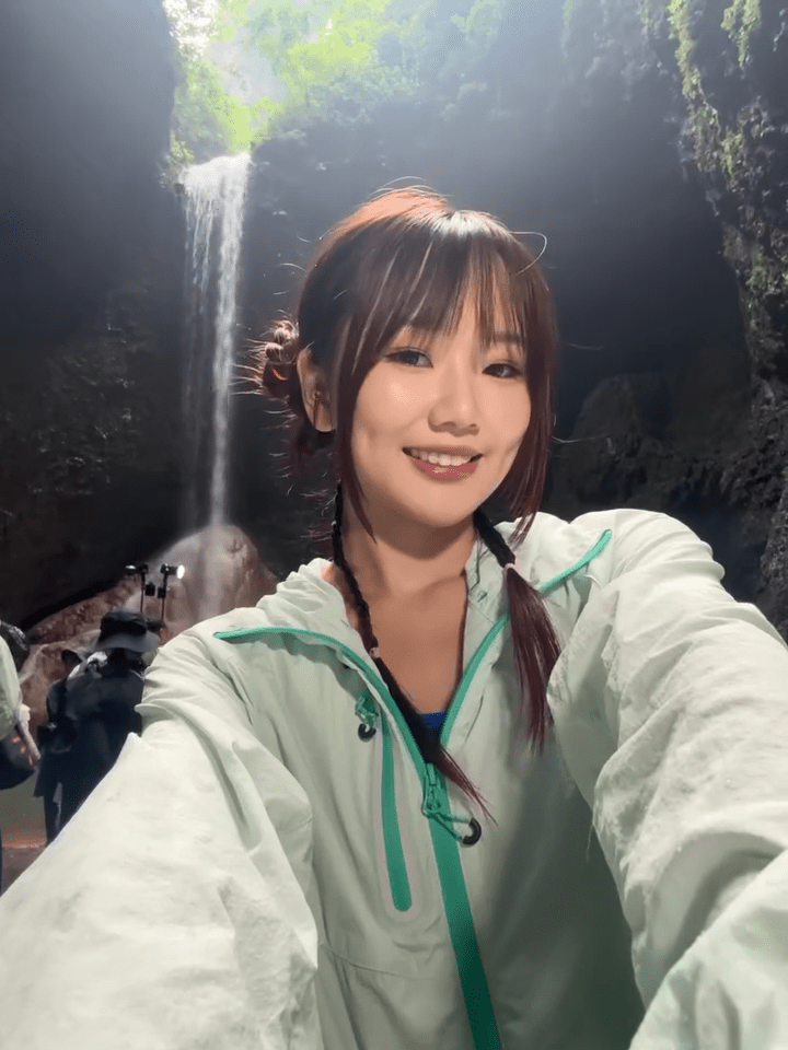 為了拍攝完美外景,李澄晴與攝製隊一同深入瀑布秘境。