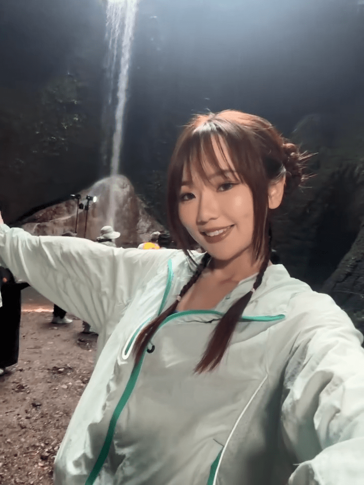 在山澗瀑布前,李澄晴展現出活力滿滿的一面。