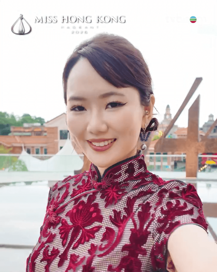 李澄晴穿上紅色旗袍,盡顯古典東方美。