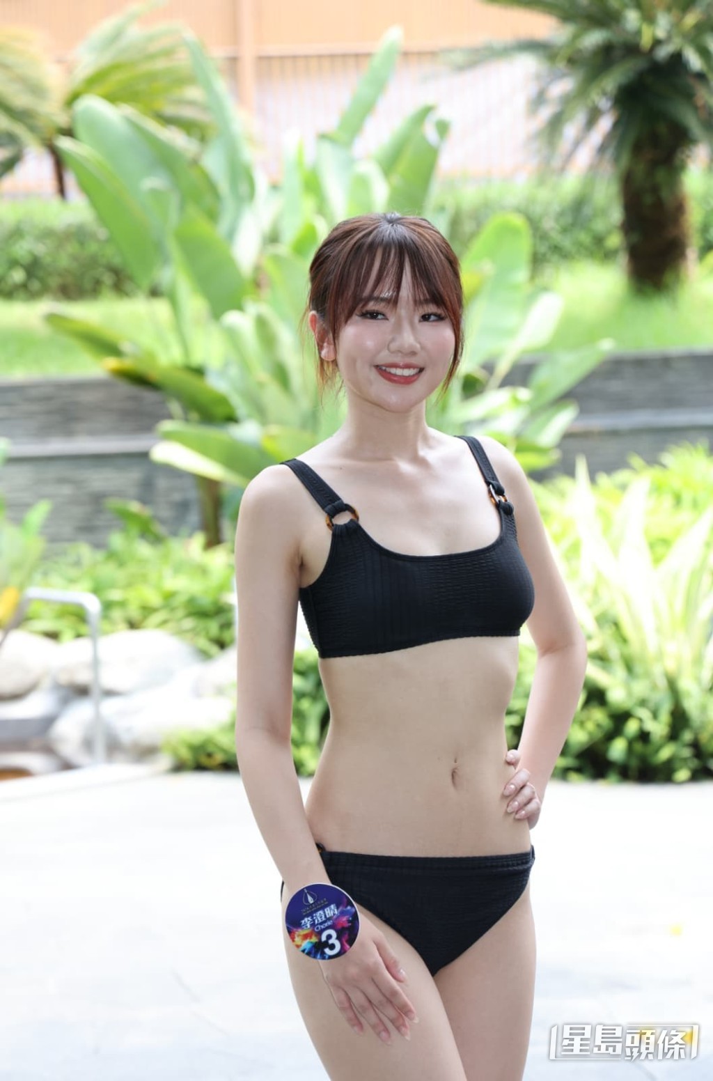 李澄晴換上黑色泳裝,自信地展現均勻健美的身段。