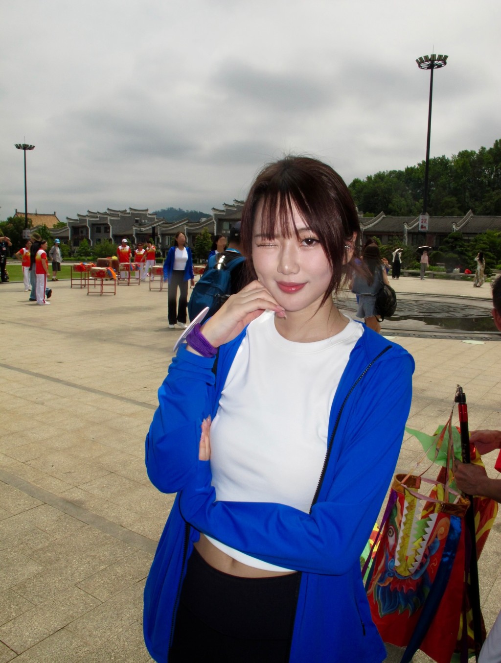 在外景拍攝期間,李澄晴俏皮地對着鏡頭單眼放電。