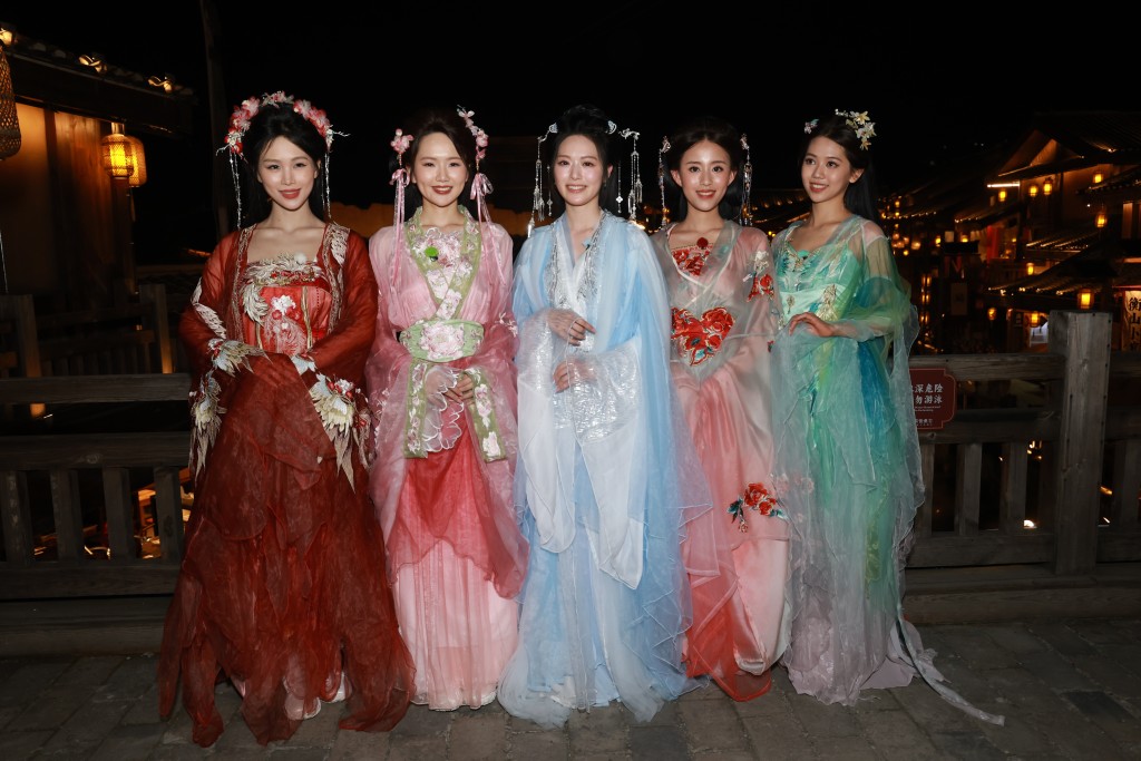 李澄晴(左二)與其他候選佳麗們穿上飄逸的古裝,在夜色下演繹另一種溫婉之美。