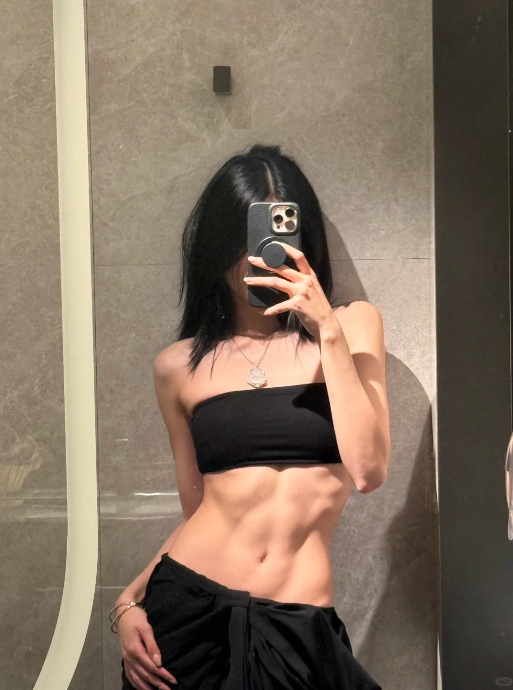 現年25歲、報稱廣東人的4號譚雅文(Tiffany)憑藉173厘米的高䠷身形與逆天長腿,在首輪面試時已成功搶鏡。