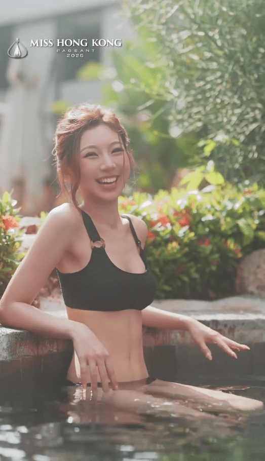 6號盧蔚晴Jasmine溫泉嬉水,笑容甜美。