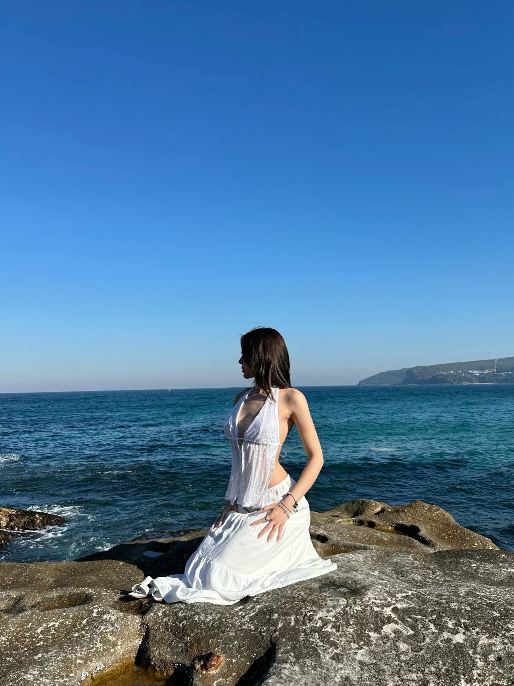 6號盧蔚晴在海邊自拍,氣質猶如希臘女神。