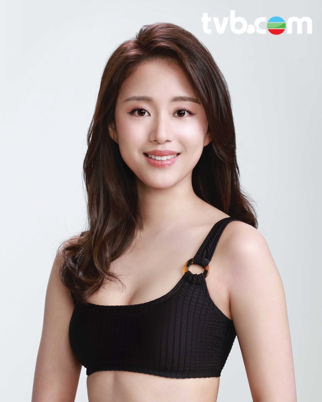 周芳姿今年23歲。