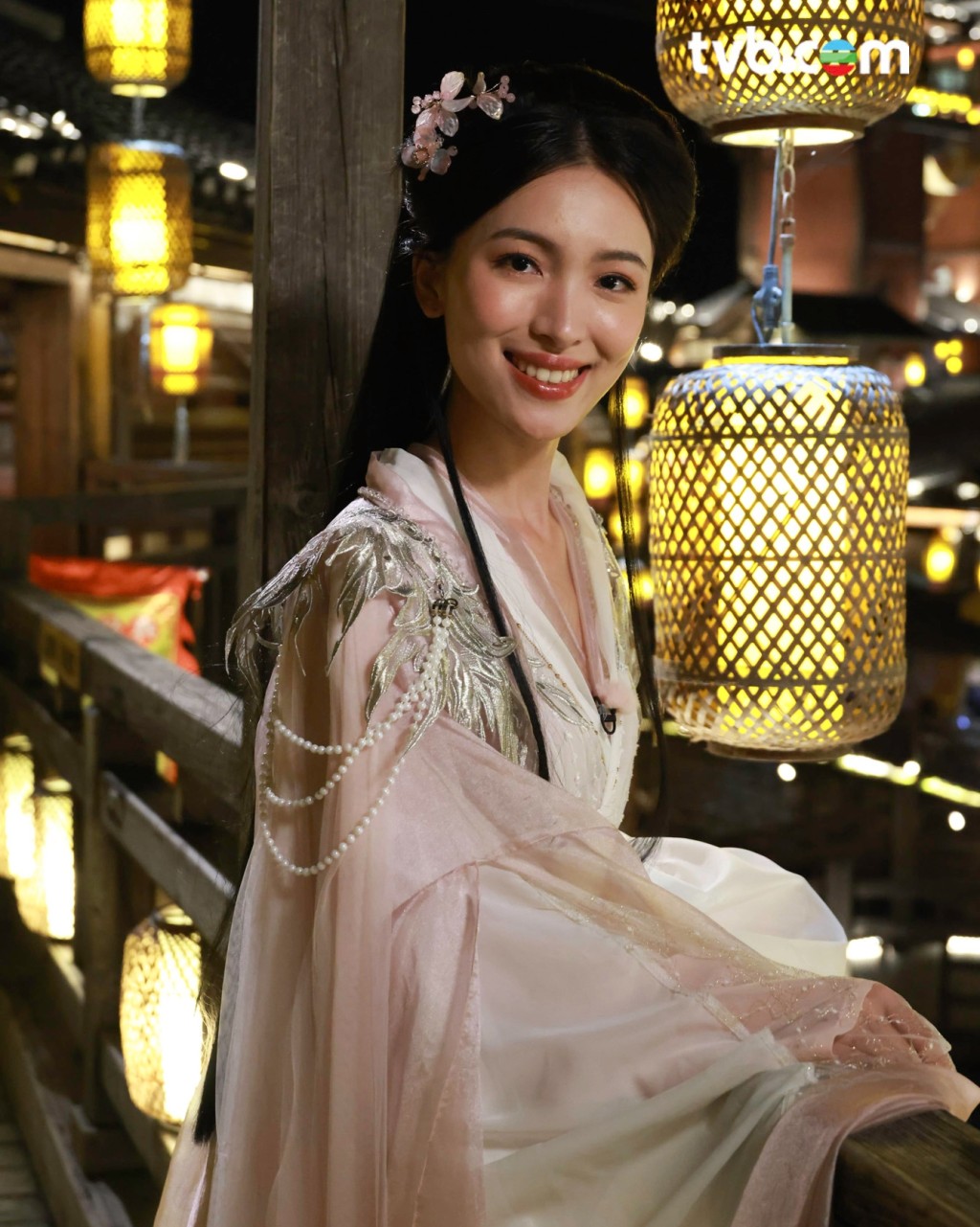 11號顏懿菲換上傳統服飾,化身氣質仙女打卡留念。