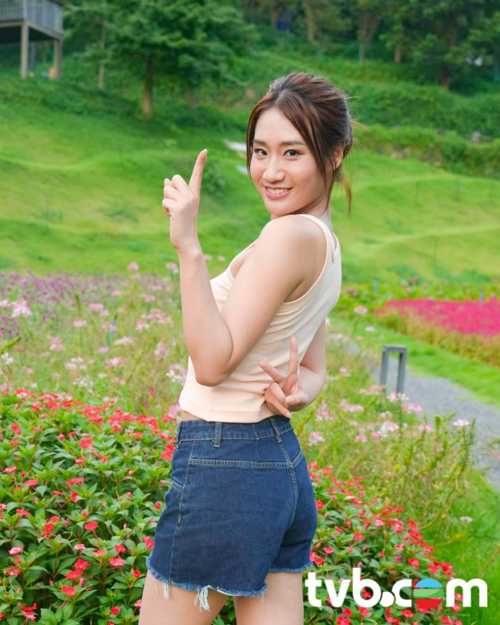 在戶外拍攝時,12號湯家琳擺出活潑俏皮的甫士,盡顯其開朗隨和的「P型人格」真性情。