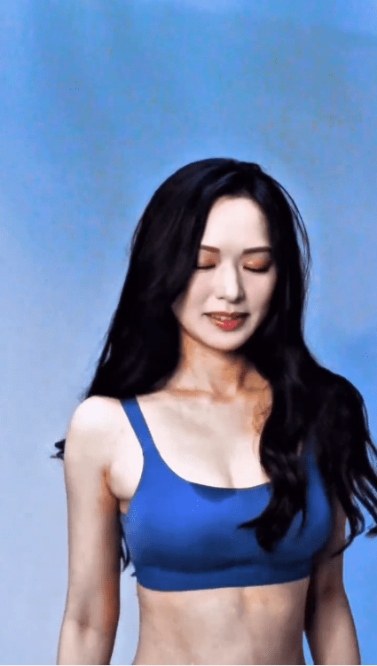其甜美笑容與健美身形結合,散發出自信的知性美感。
